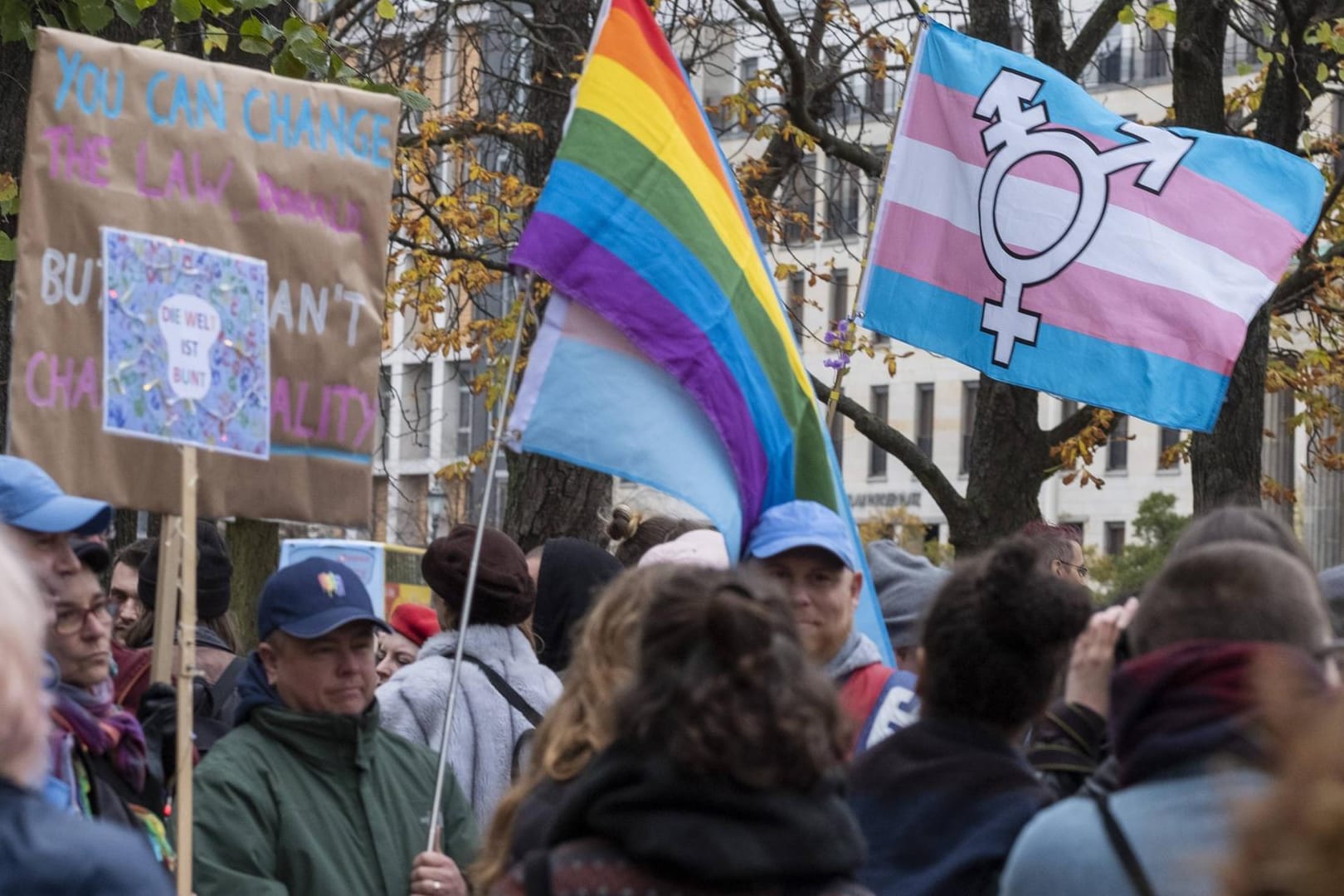 Menschen auf der Straße: Sie protestieren für die Gleichstellung der Geschlechter.