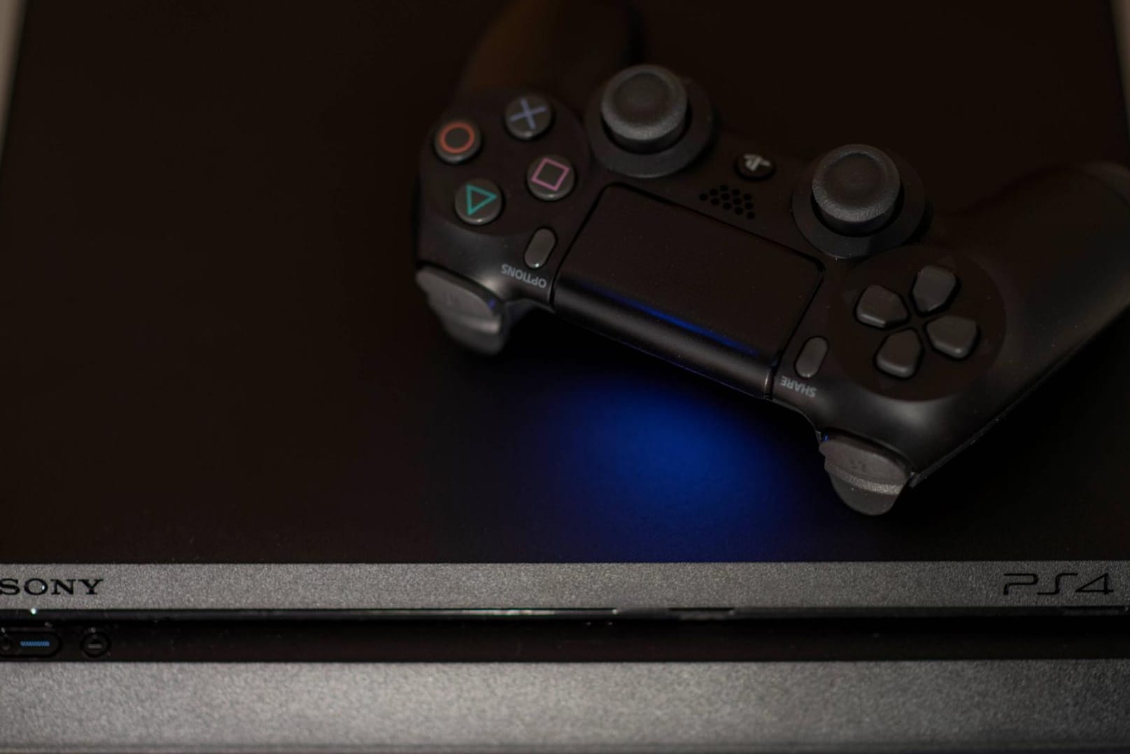 Eine Playstation 4 (Symbolbild): Ein Teenager hat sich die Konsole mit einem Trick für weniger als 10 Euro "gekauft".