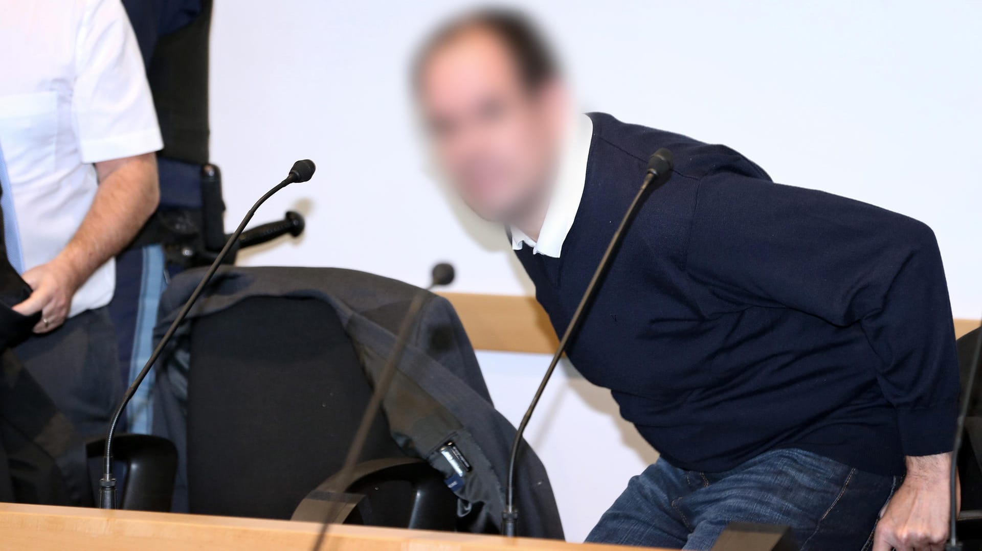 Der wegen Missbrauch verurteilte Kinderarzt vor Gericht: Der 44-Jährige wurde zu mehr als zwölf Jahren Haft verurteilt. Der wegen Missbrauch verurteilte Kinderarzt vor Gericht: Der 44-Jährige wurde zu mehr als zwölf Jahren Haft verurteilt.