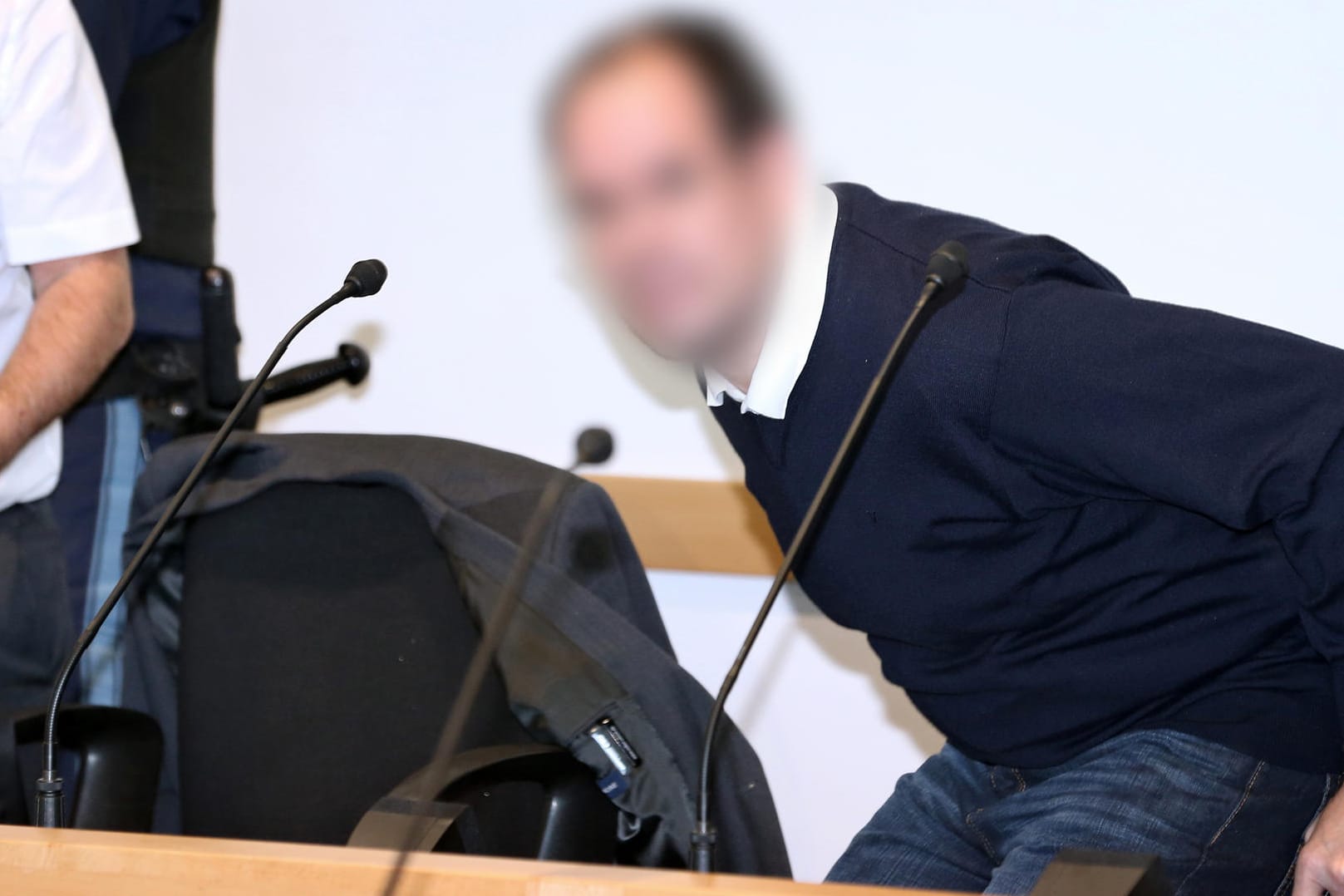 Der wegen Missbrauch verurteilte Kinderarzt vor Gericht: Der 44-Jährige wurde zu mehr als zwölf Jahren Haft verurteilt.
