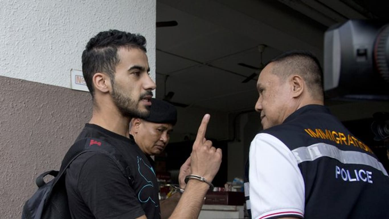 Seit November sitzt der Fußballer Hakim Al-Araibi (l) in thailändischer Haft.