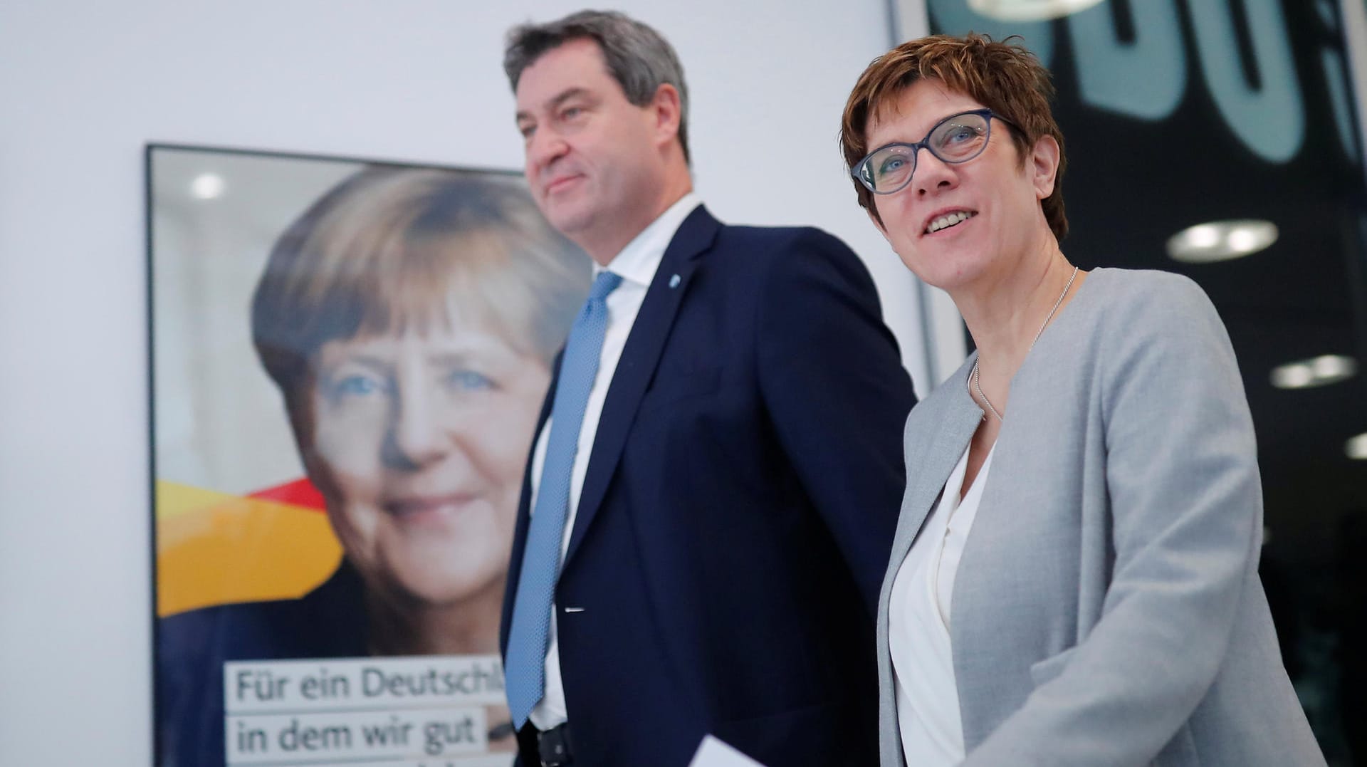 CDU-Chefin Annegret Kramp-Karrenbauer, CSU-Chef Markus Söder und ein Bild der Kanzlerin Angela Merkel: Die Parteichefs haben sich in Berlin getroffen. CDU-Chefin Annegret Kramp-Karrenbauer, CSU-Chef Markus Söder und ein Bild der Kanzlerin Angela Merkel: Die Parteichefs haben sich in Berlin getroffen.