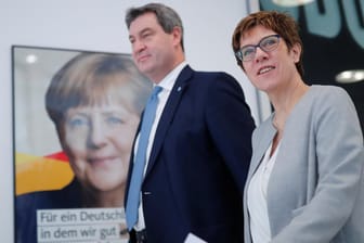 CDU-Chefin Annegret Kramp-Karrenbauer, CSU-Chef Markus Söder und ein Bild der Kanzlerin Angela Merkel: Die Parteichefs haben sich in Berlin getroffen.