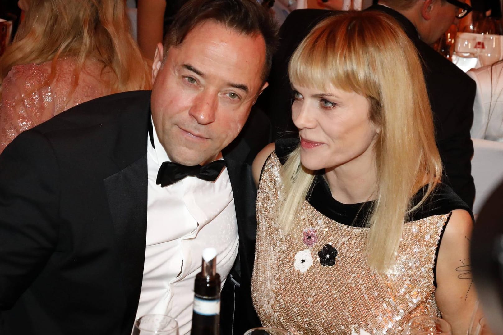 Jan Josef Liefers und Anna Loos sind seit 2004 verheiratet: Ein Bericht über seine Ehe stört den Schauspieler gerade sehr.