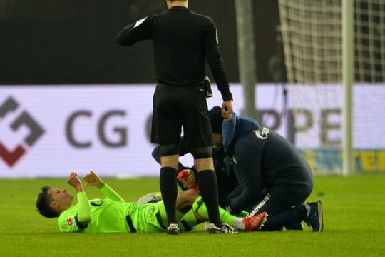 Schalkes Alessandro Schöpf hatte sich in der Partie bei Hertha BSC verletzt.