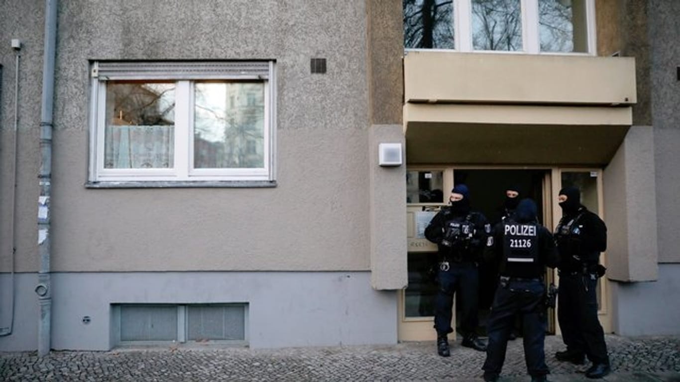 SEK Beamte stehen vor einem Haus in Kreuzberg bei einem Einsatz nach einem Überfall auf einen Geldtransporter im Oktober.