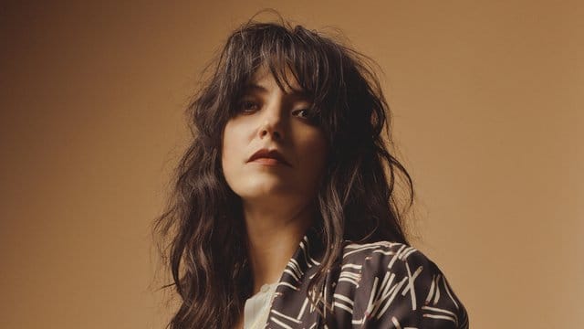 Sharon Van Etten hat bei "Remind Me Tomorrow" die Gitarre in die Ecke gestellt. Sharon Van Etten hat bei "Remind Me Tomorrow" die Gitarre in die Ecke gestellt.