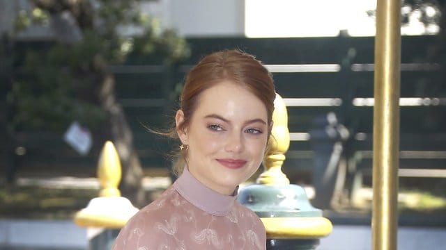 Bei der Frage des Alters bleibt Emma Stone gelassen.