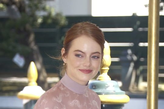 Bei der Frage des Alters bleibt Emma Stone gelassen.