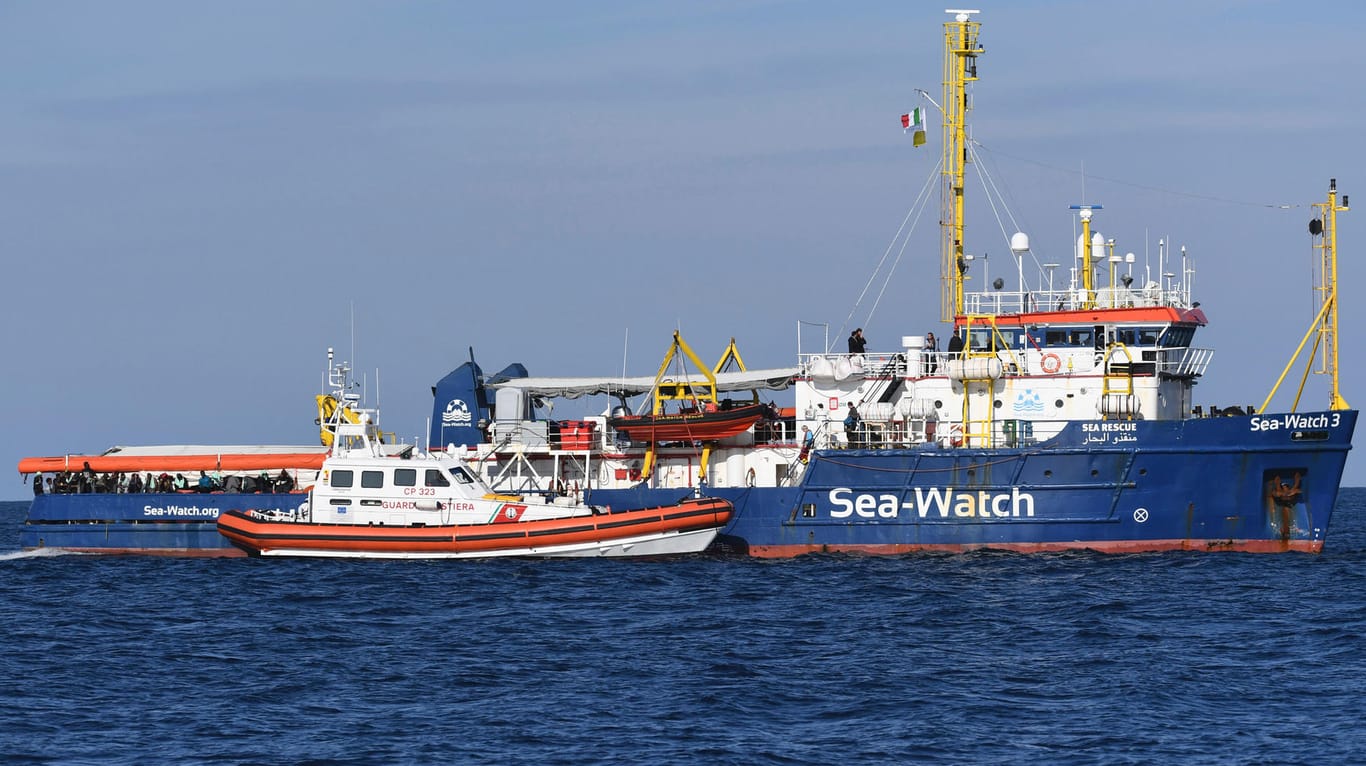 Ein Schiff der italienischen Küstenwache nähert sich dem Rettungsschiff "Sea Watch 3" vor der Küste Siziliens. (Archivfoto)
