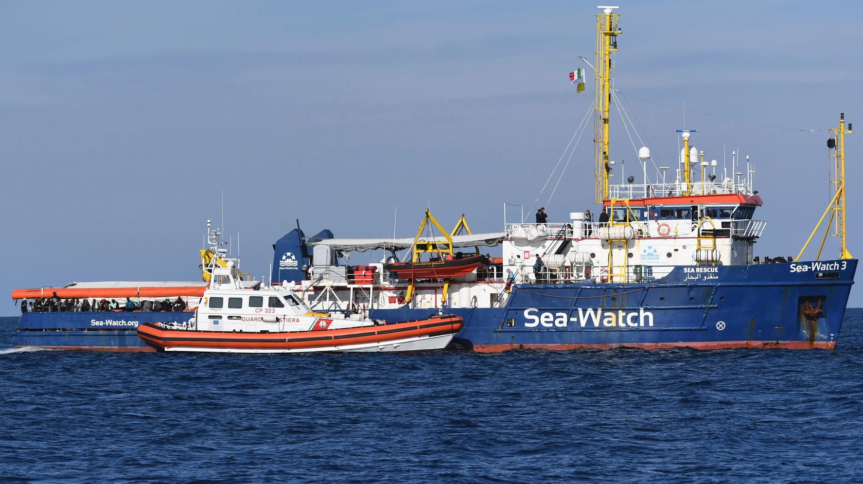 Ein Schiff der italienischen Küstenwache nähert sich dem Rettungsschiff "Sea Watch 3" vor der Küste Siziliens. (Archivfoto)