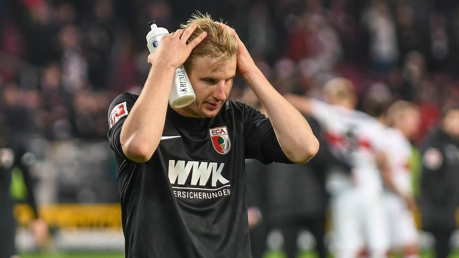 Martin Hinteregger rauft sich nach einer Niederlage die Haare: Die Trainer-Kritik wird für den Augsburger teuer. Martin Hinteregger rauft sich nach einer Niederlage die Haare: Die Trainer-Kritik wird für den Augsburger teuer.