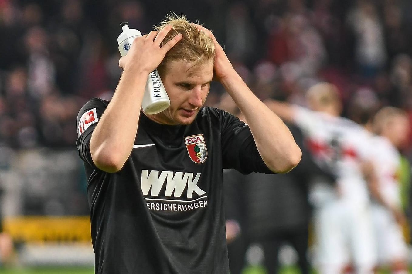 Martin Hinteregger rauft sich nach einer Niederlage die Haare: Die Trainer-Kritik wird für den Augsburger teuer.