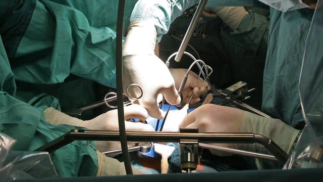 Der BGH hat klargestellt, dass Patienten vor einer Lebend-Organspende umfassend über alle Risiken aufgeklärt werden müssen. Der BGH hat klargestellt, dass Patienten vor einer Lebend-Organspende umfassend über alle Risiken aufgeklärt werden müssen.