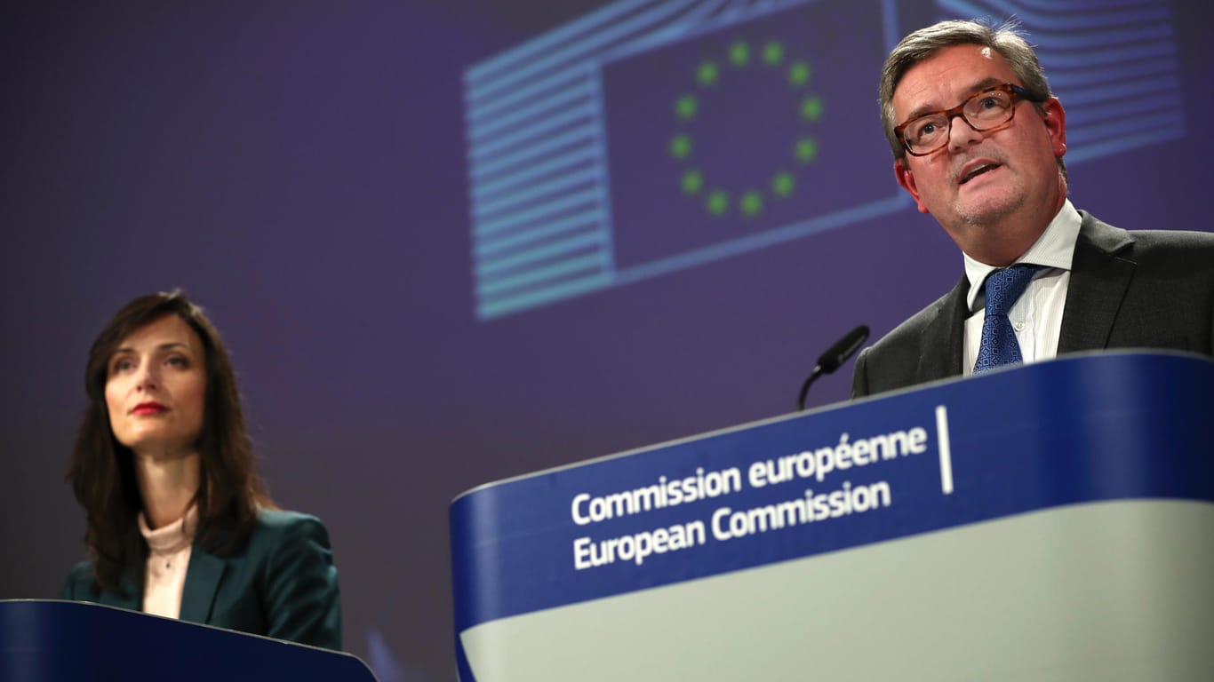 Julian King: Der EU-Kommissor für die Sicherheitsunion appellierte an Facebook, Google und Twitter, den Kampf gegen Fake News zu verschärfen.