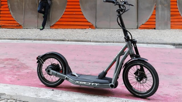 E-Tretroller für Fahrer ab 15 Jahre: Den X2City verkauft BMW ab 2399 Euro.