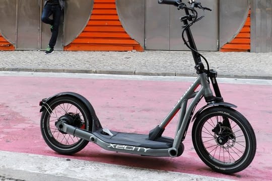 E-Tretroller für Fahrer ab 15 Jahre: Den X2City verkauft BMW ab 2399 Euro.