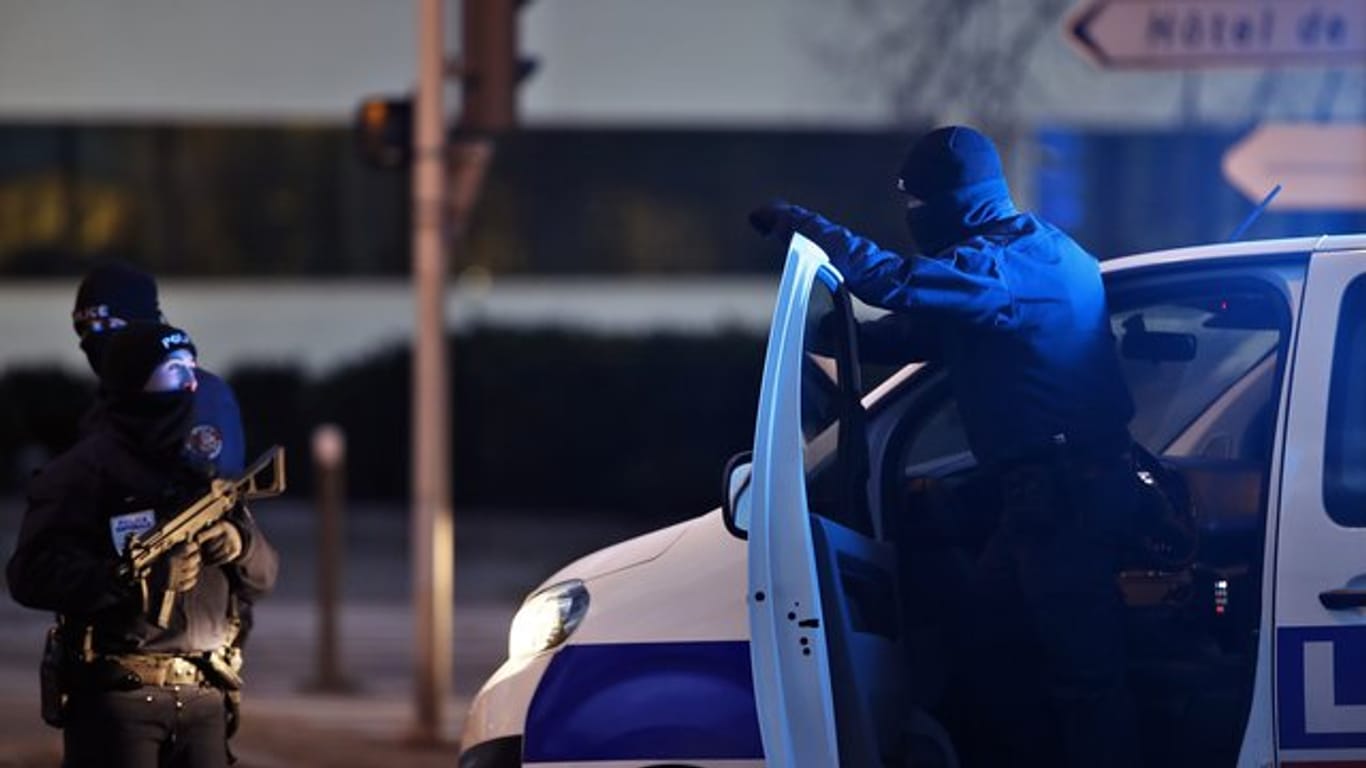 Französische Polizisten haben weitere fünf Personen im Zusammenhang mit dem Terroranschlag in Straßburg festgenommen.
