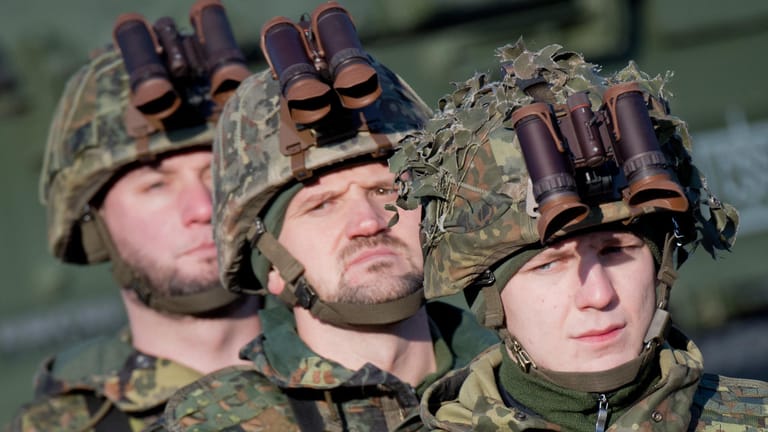 Soldaten mit Nachtsichtbrillen am Helm: Die fehlende Ausrüstung ist eines der größten Probleme für die Armee. (Archivbild)