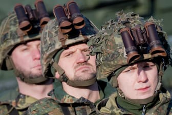 Soldaten mit Nachtsichtbrillen am Helm: Die fehlende Ausrüstung ist eines der größten Probleme für die Armee. (Archivbild)