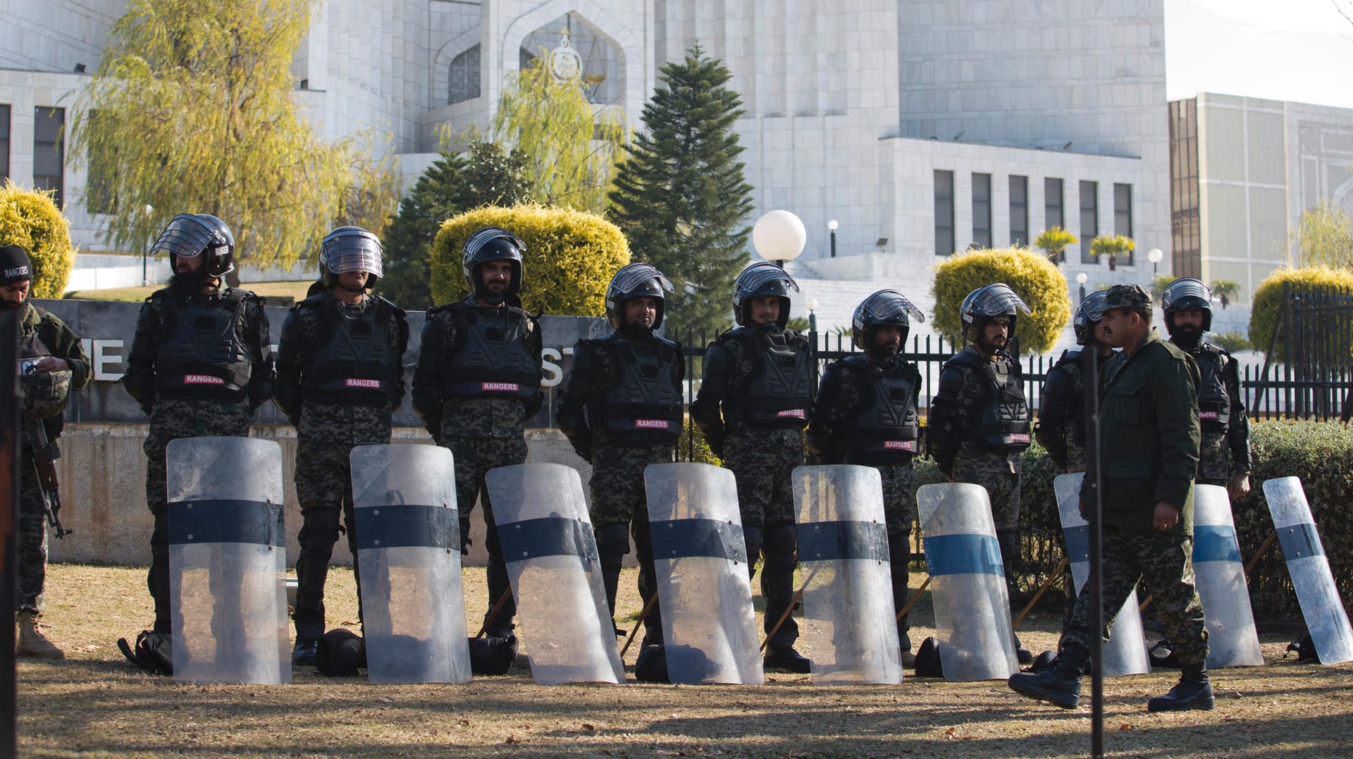 Pakistanische Soldaten stehen vor dem Gebäude des Obersten Gerichts Wache: Asia Bibi war 2010 wegen angeblicher Gotteslästerung zum Tod verurteilt worden. Pakistanische Soldaten stehen vor dem Gebäude des Obersten Gerichts Wache: Asia Bibi war 2010 wegen angeblicher Gotteslästerung zum Tod verurteilt worden.