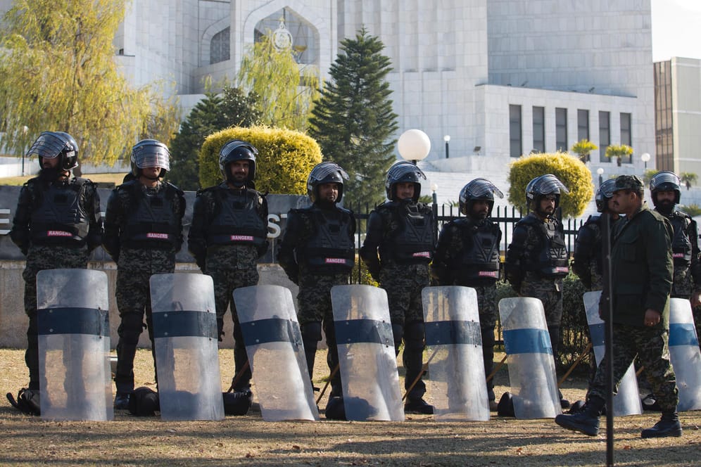 Pakistanische Soldaten stehen vor dem Gebäude des Obersten Gerichts Wache: Asia Bibi war 2010 wegen angeblicher Gotteslästerung zum Tod verurteilt worden.