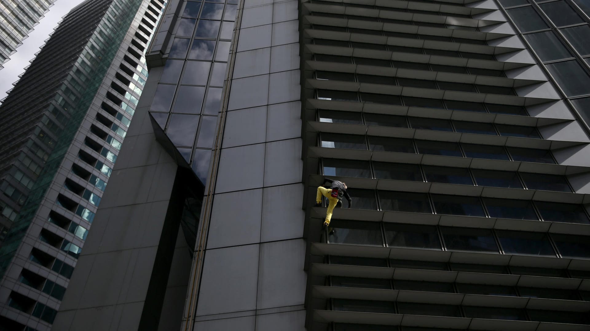 Der französische Kletterer Alain Robert an dem 47-stöckigen Hochhaus: Der 56-Jährige wurde schon häufiger wegen seiner Kletterausflüge festgenommen.