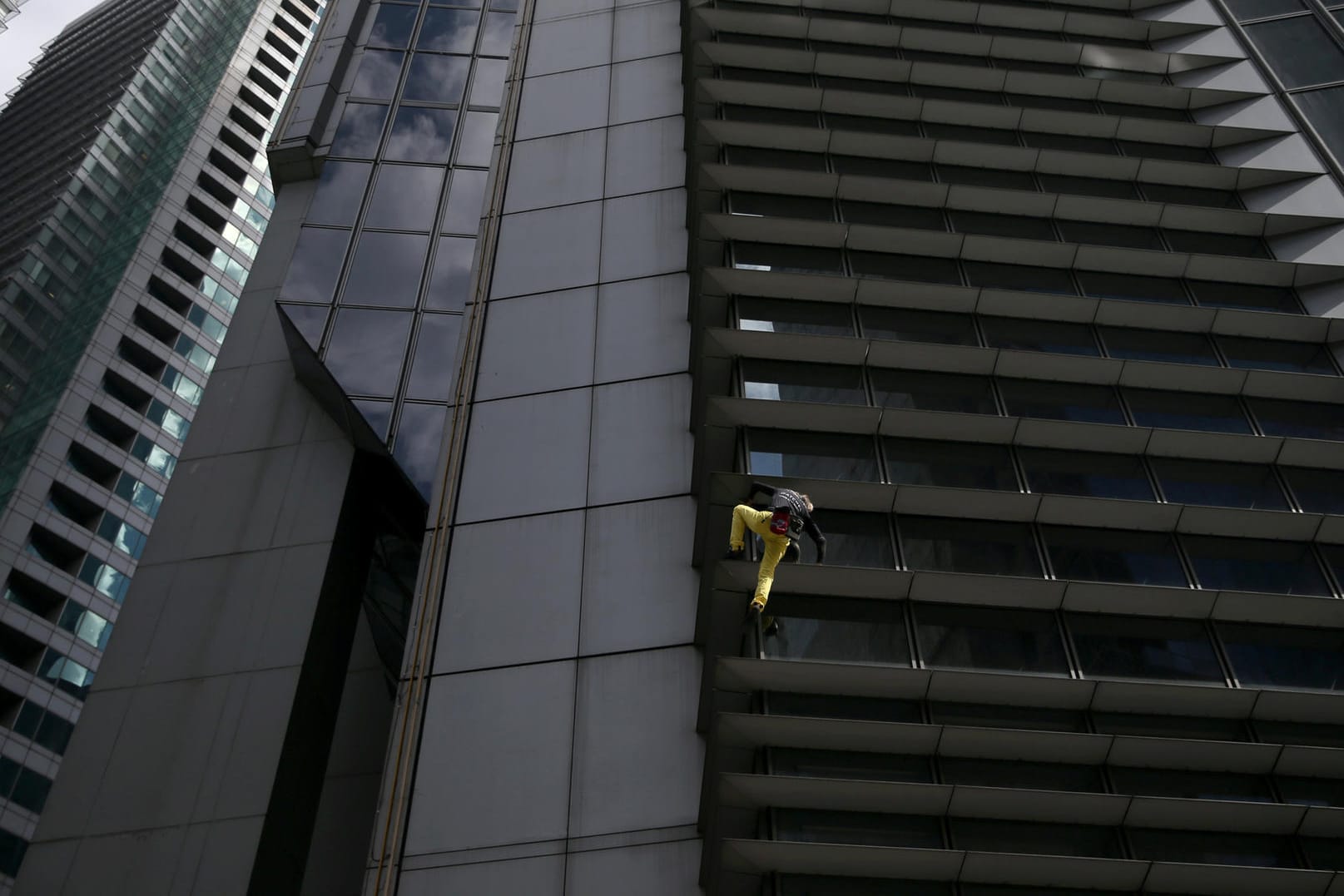 Der französische Kletterer Alain Robert an dem 47-stöckigen Hochhaus: Der 56-Jährige wurde schon häufiger wegen seiner Kletterausflüge festgenommen.