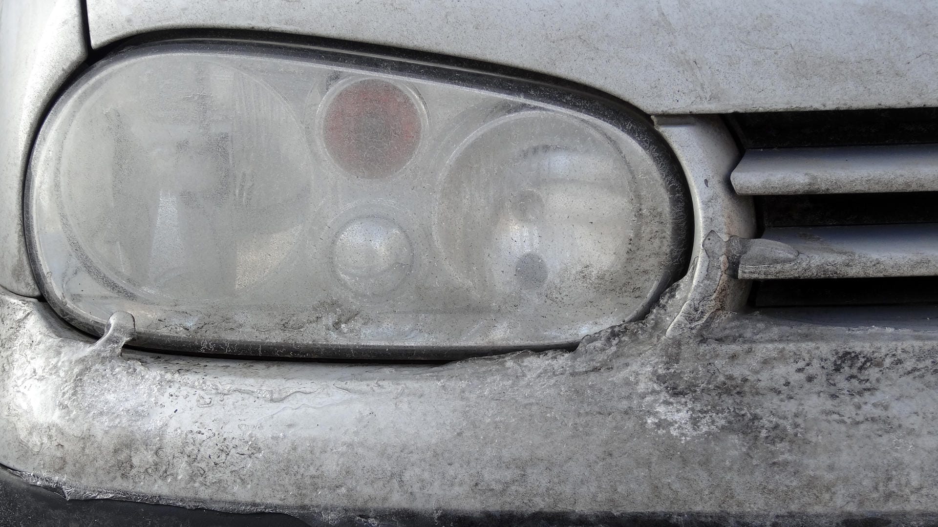 Verschmutztes Auto: Dreck und Schmutz verringern die Lichtleistung der Scheinwerfer enorm.