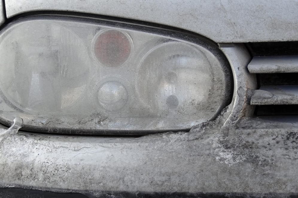 Verschmutztes Auto: Dreck und Schmutz verringern die Lichtleistung der Scheinwerfer enorm.