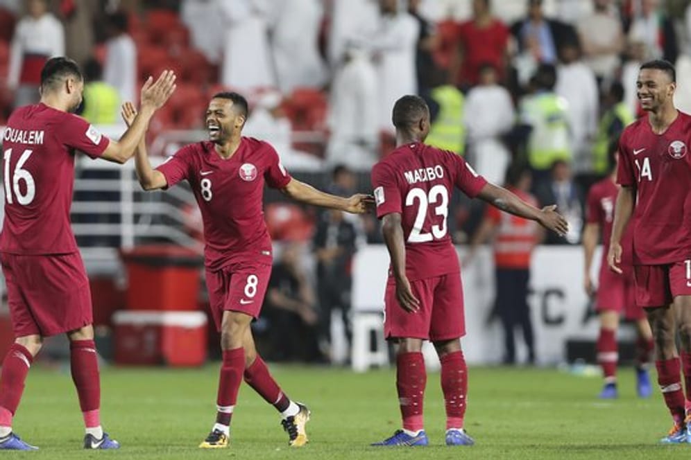 Die Spieler von Katar feiern den 4:0-Sieg gegen Asien-Cup-Ausrichter Vereinte Arabische Emirate.