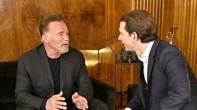 Arnold Schwarzenegger (l) im Gespräch mit dem österreichischen Kanzler Sebastian Kurz (r). Arnold Schwarzenegger (l) im Gespräch mit dem österreichischen Kanzler Sebastian Kurz (r).