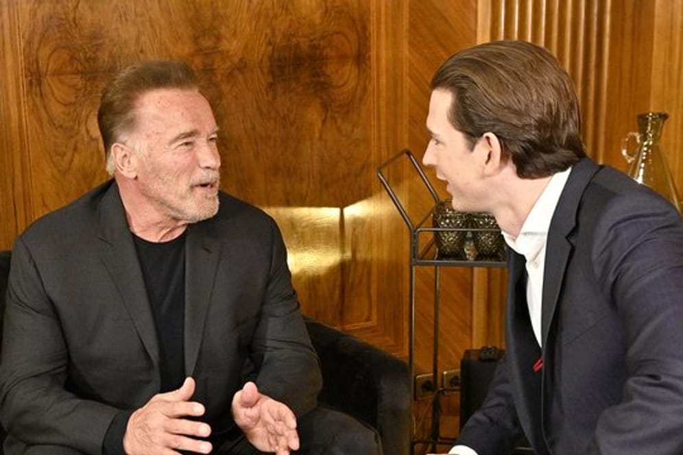 Arnold Schwarzenegger (l) im Gespräch mit dem österreichischen Kanzler Sebastian Kurz (r).