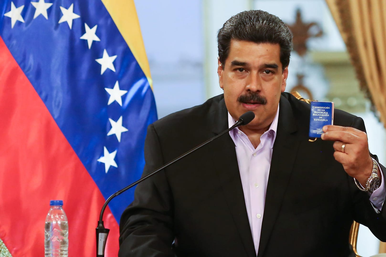 Venezuelas Präsident Nicolas Maduro spricht während eines Treffens mit Mitgliedern des venezolanischen diplomatischen Konzerns nach ihrer Ankunft aus den Vereinigten Staaten im Miraflores-Palast in Caracas.