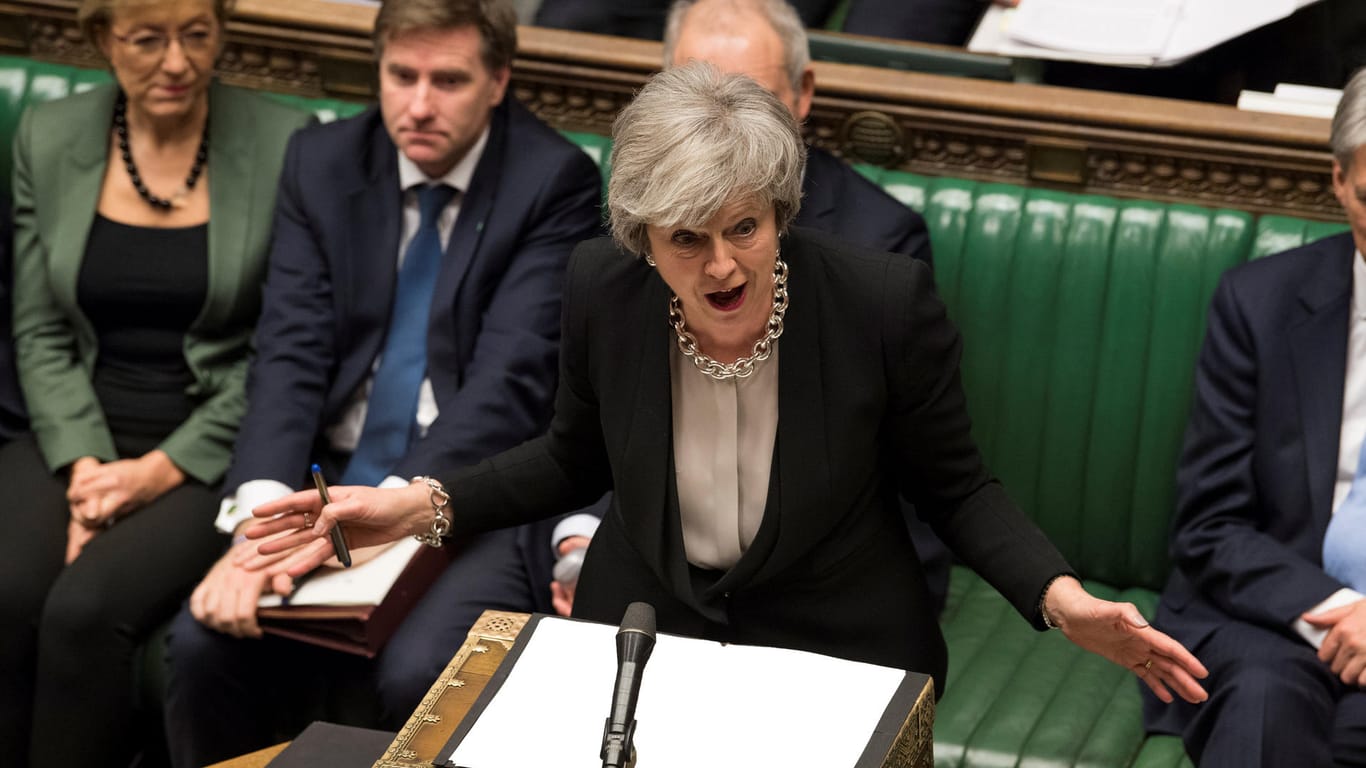 Theresa May im Plenarsaal des Parlaments: Die Abgeordneten wollen einen Deal mit der EU, doch der Backstop bleibt ein Knackpunkt. Nun soll die Premierministerin zurück an den Verhandlungstisch in Brüssel.