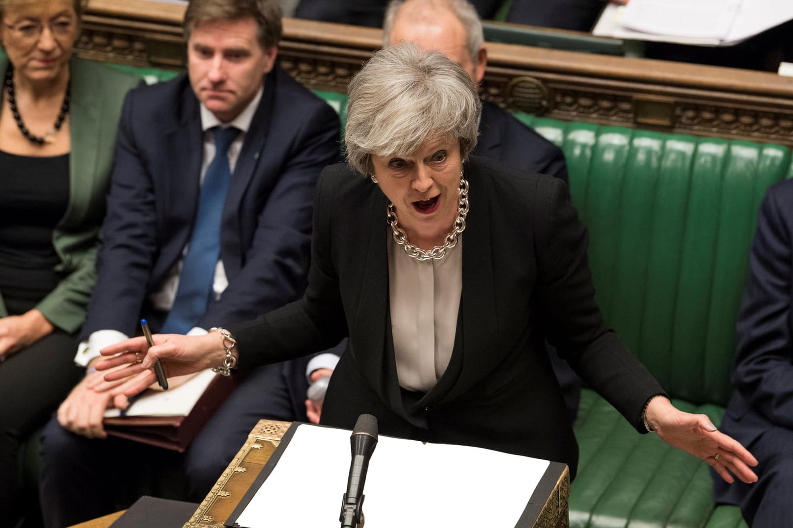 Theresa May im Plenarsaal des Parlaments: Die Abgeordneten wollen einen Deal mit der EU, doch der Backstop bleibt ein Knackpunkt. Nun soll die Premierministerin zurück an den Verhandlungstisch in Brüssel.