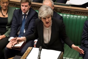 Theresa May im Plenarsaal des Parlaments: Die Abgeordneten wollen einen Deal mit der EU, doch der Backstop bleibt ein Knackpunkt. Nun soll die Premierministerin zurück an den Verhandlungstisch in Brüssel.