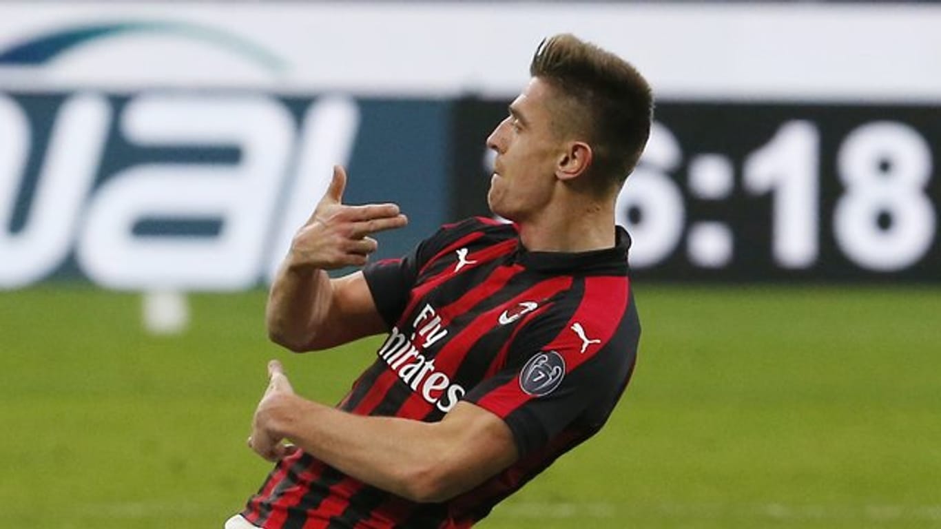 Milans Doppeltorschütze Krzysztof Piatek jubelt über seinen Treffer zum 2:0 gegen den SSC Neapel.