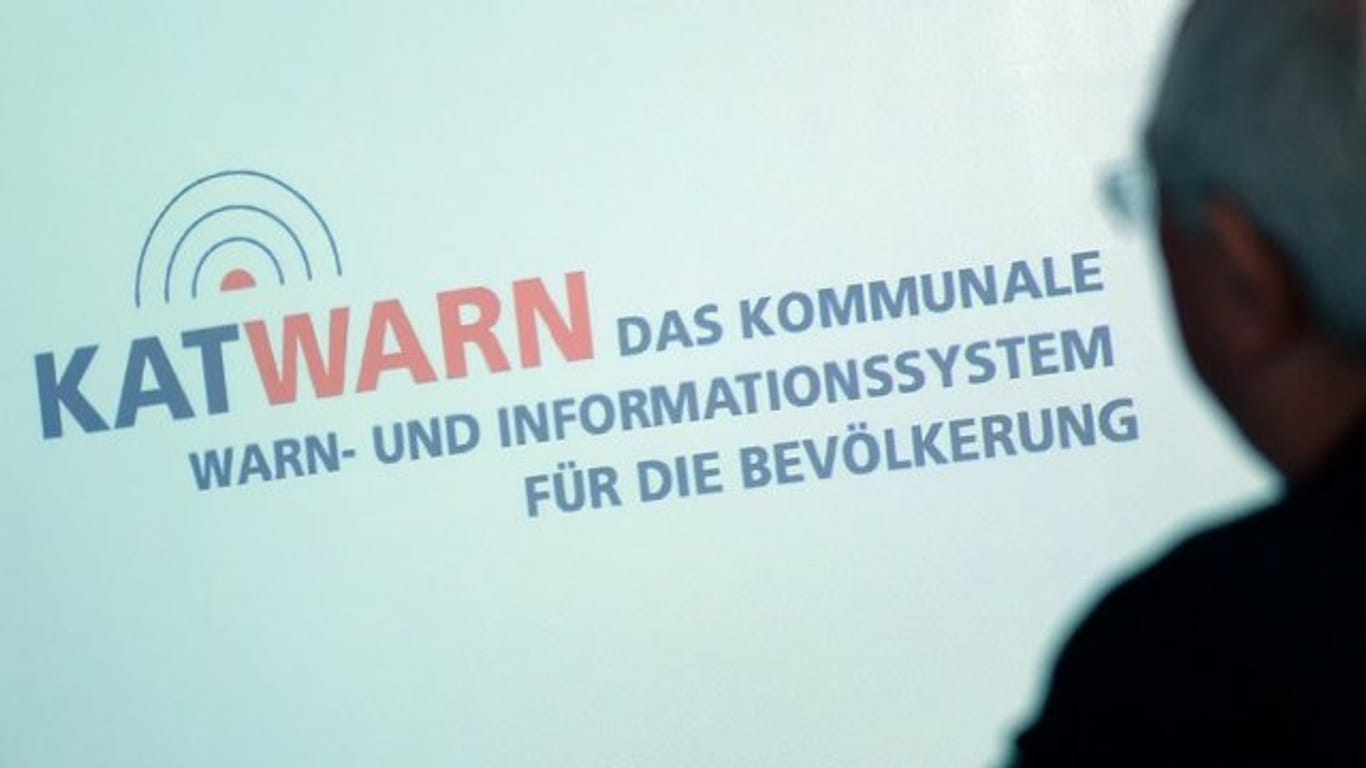 Projektion mit der Aufschrift "KATWARN": Mit der App wurden die Bewohner Hamburgs über den Gasgeruch in der Stadt informiert. (Archivbild)