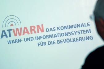 Projektion mit der Aufschrift "KATWARN": Mit der App wurden die Bewohner Hamburgs über den Gasgeruch in der Stadt informiert. (Archivbild)