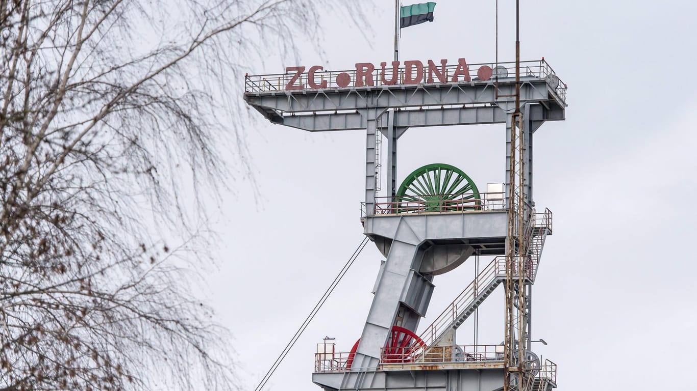 Blick auf ein Fördergerüst der Kupfermine Rudna: Ein kräftiges Erdbeben hat ein Kupferbergwerk im westpolnischen Polkowice erschüttert.