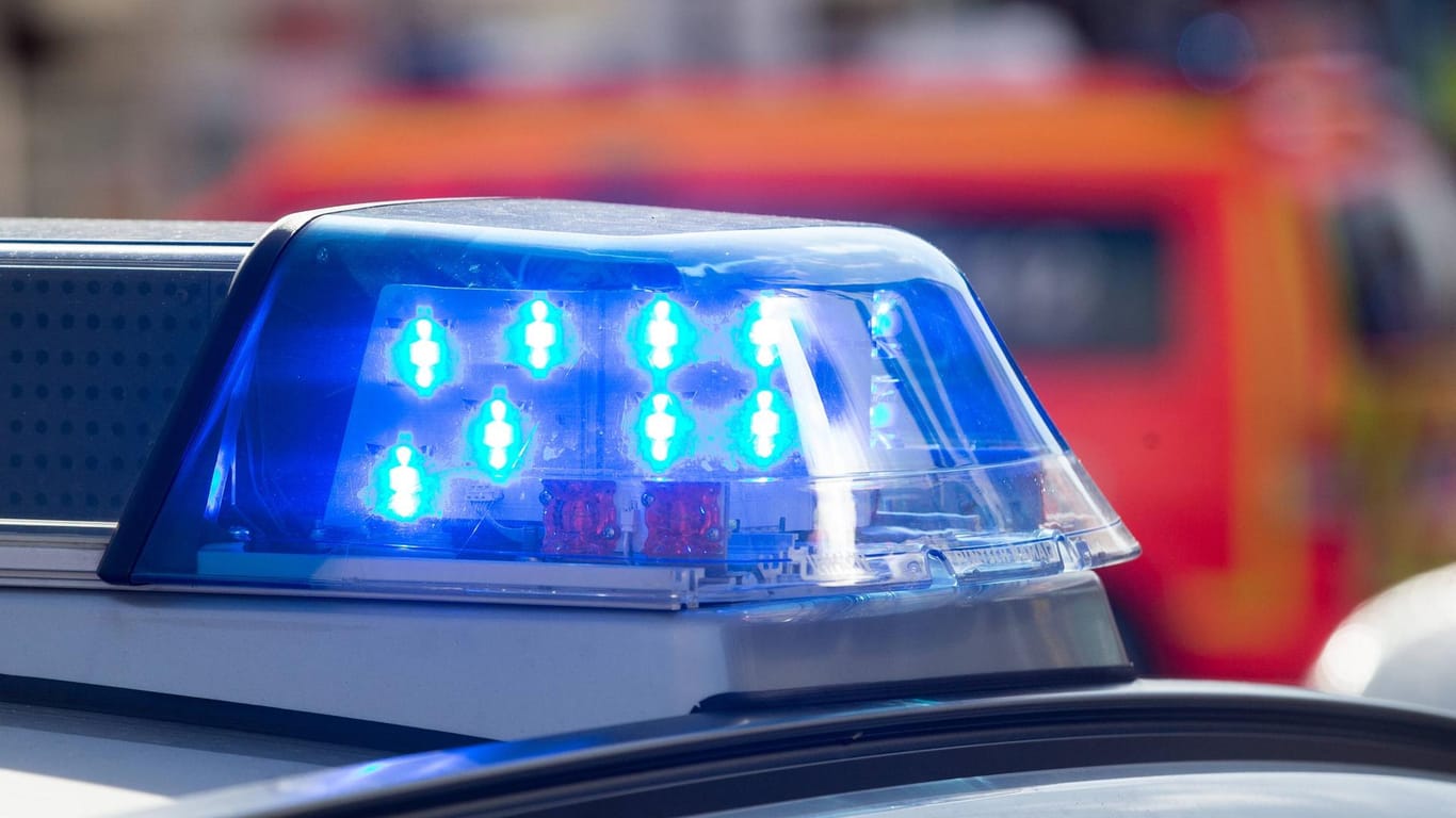Blinkendes Blaulicht auf dem Dach eines Einsatzfahrzeuges der Polizei