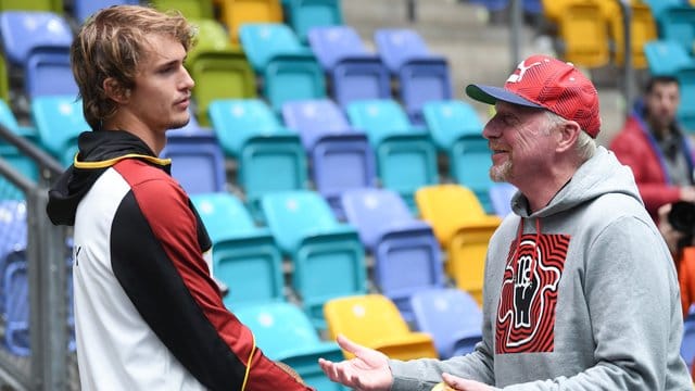 Alexander Zverev (l) und Herrenchef Boris Becker vor dem Training in der Fraport Arena.