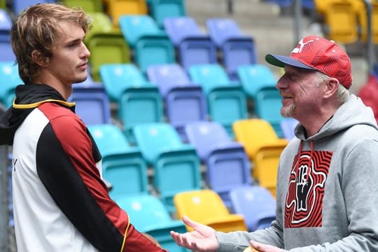 Alexander Zverev (l) und Herrenchef Boris Becker vor dem Training in der Fraport Arena.