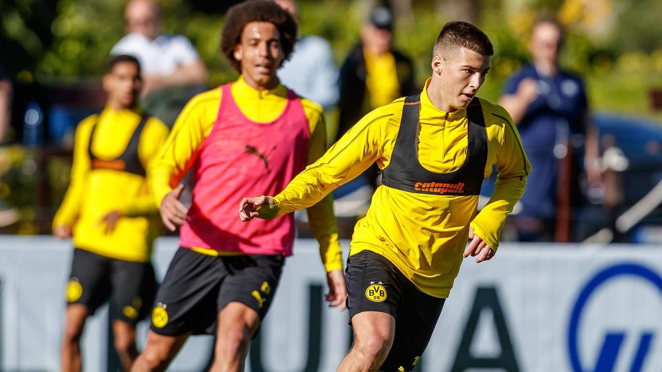 Tobias Raschl (vorne) im Trainingslager in Marbella. Im Hintergrund: BVB-Star Axel Witsel.