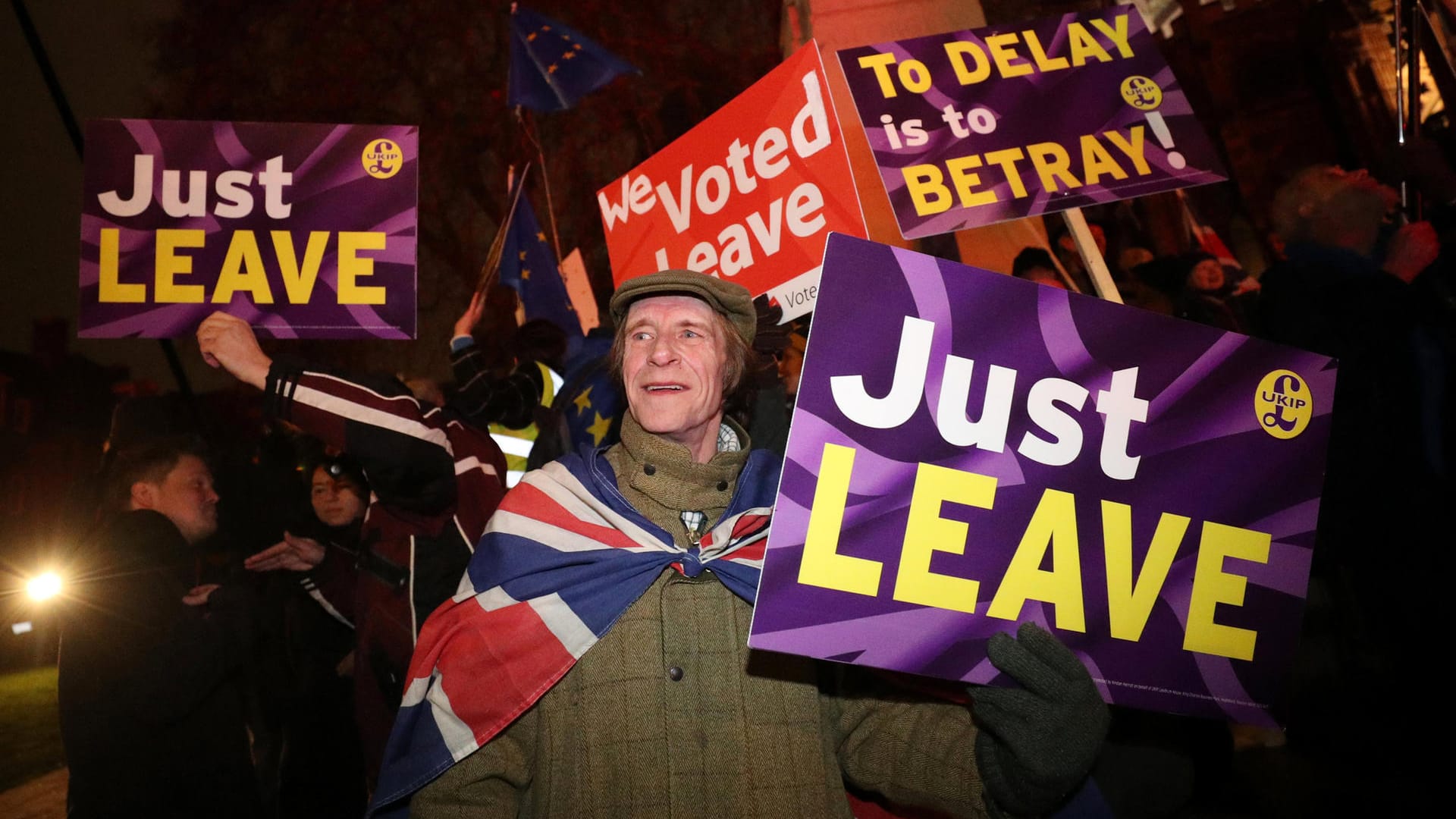 "Just leave" – Einfach raus: Brexit-Anhänger demonstrieren während der Abstimmung vorm Parlament.