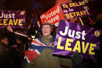 "Just leave" – Einfach raus: Brexit-Anhänger demonstrieren während der Abstimmung vorm Parlament.