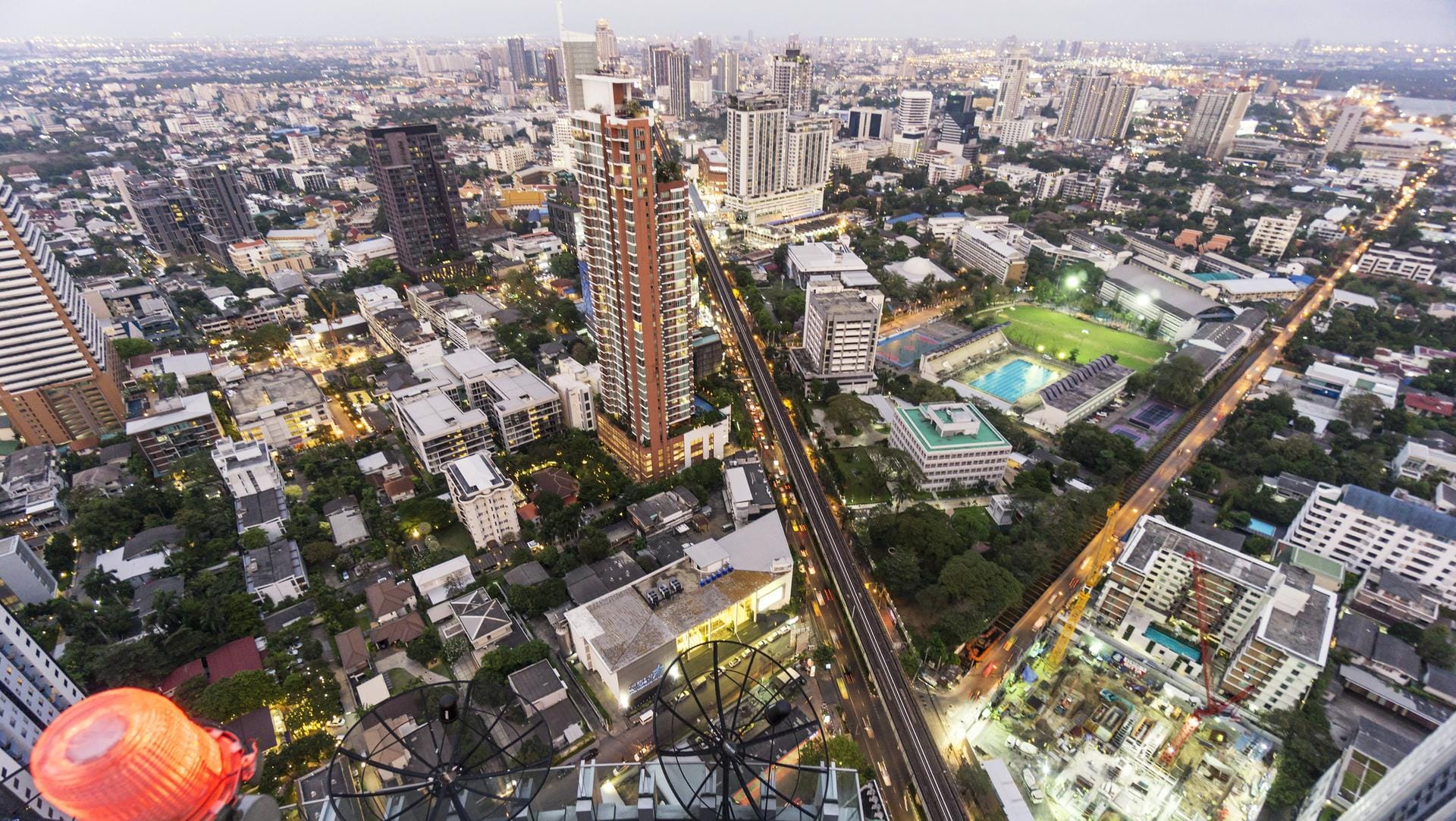 Skyline von Bangkok: Dort ist ein 21-Jähriger vom Balkon eines Hotels in den Tod gestürzt.