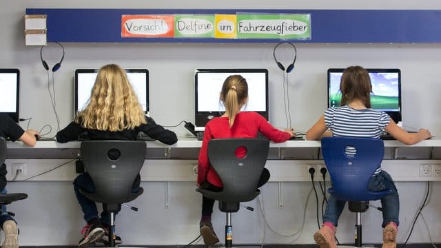 Der Bund will das Grundgesetz ändern, damit er den Ländern fünf Milliarden Euro für die geplante stärkere Digitalisierung der Schulen zahlen darf.