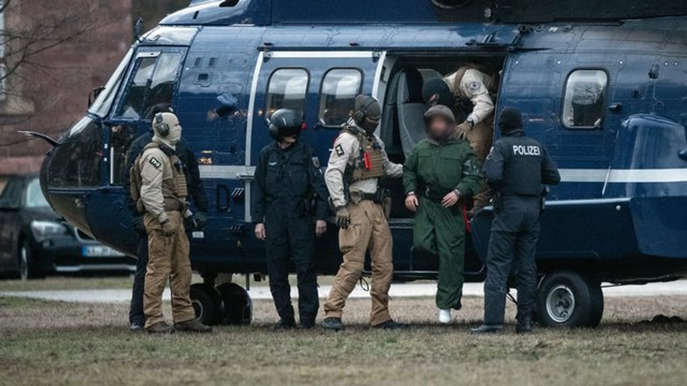Polizisten führen einen mutmaßlichen Terrorverdächtigen aus einem Helikopter in Karlsruhe.